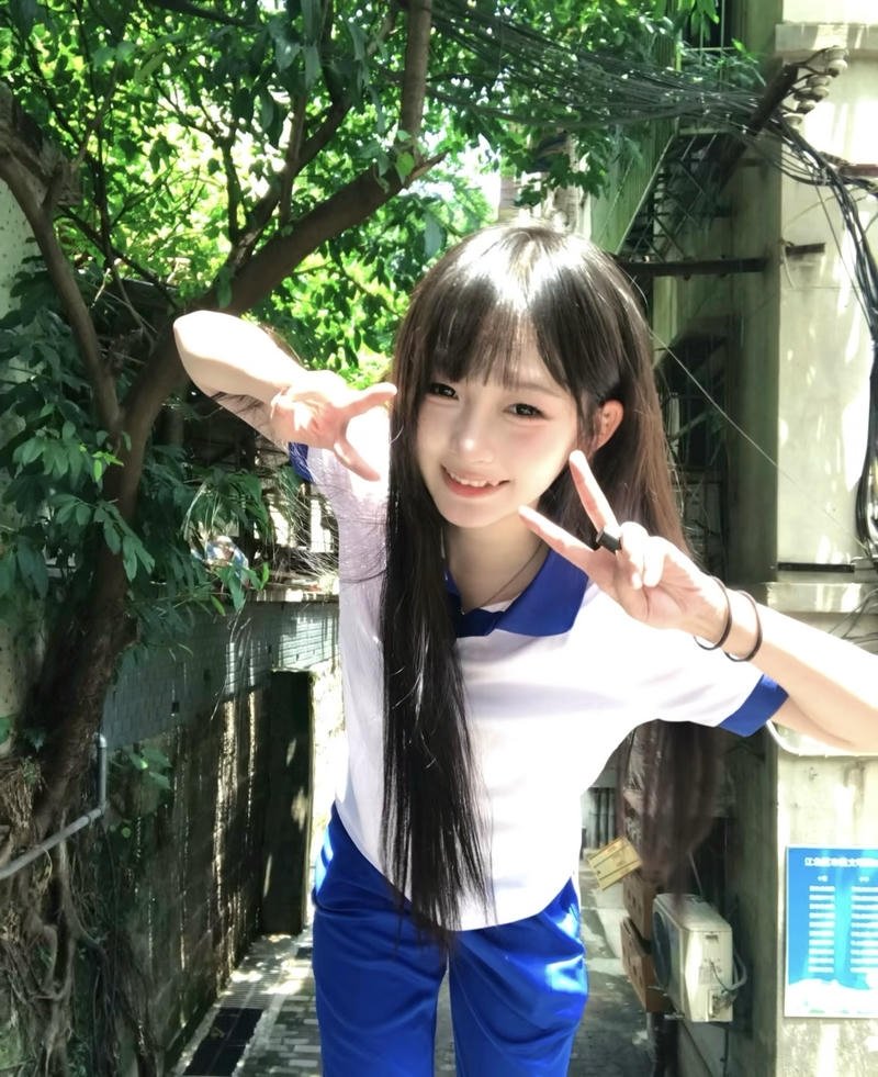 Gái xinh cấp 3 gây chú ý bởi đường nét