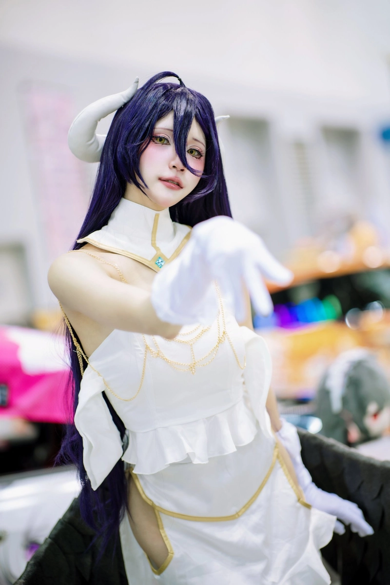 Gái xinh cosplay albedo với thần thái đầy quyền uy