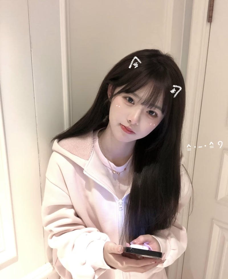 Gái xinh douyin với kiểu tóc layer ôm gương mặt