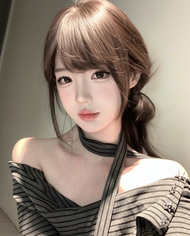 Gái xinh douyin với tóc buộc thấp phối mái thưa