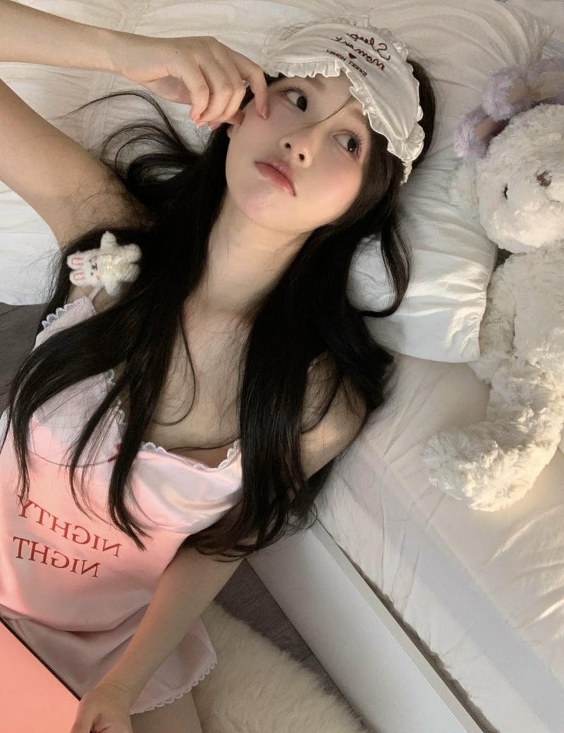 Góc ảnh nhìn lên làm nổi bật vóc dáng gái xinh 2k3