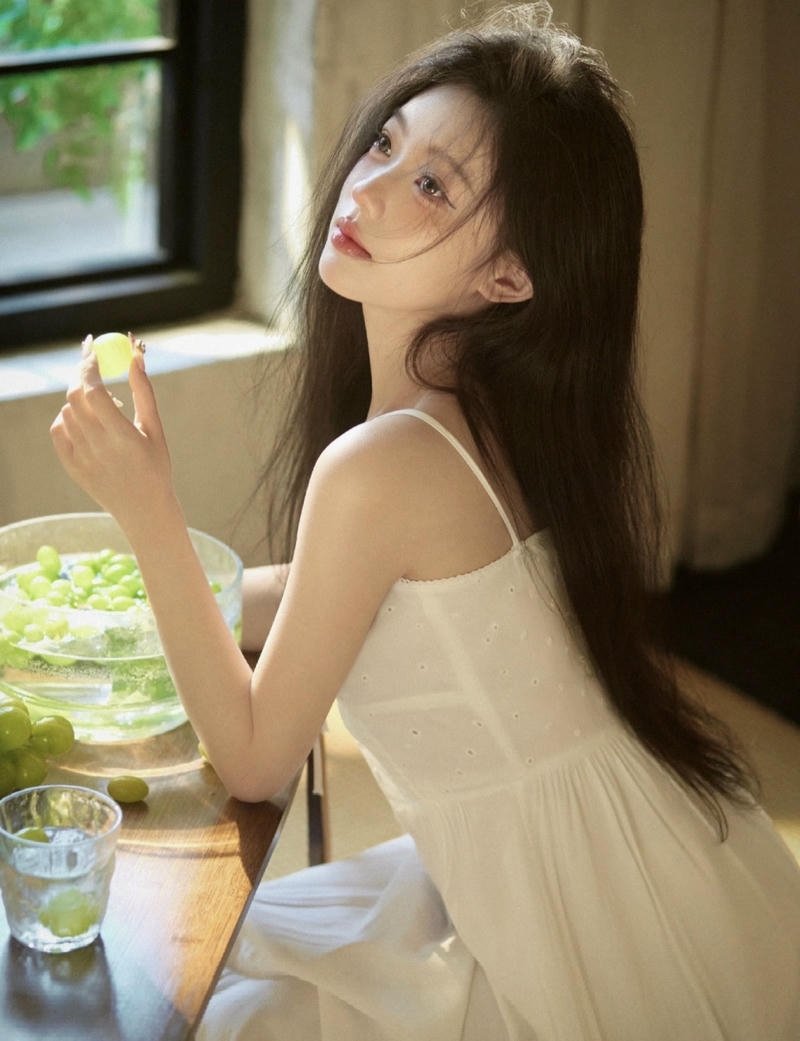 Góc nhìn từ phía sau làm nổi bật mái tóc gái xinh 2k3