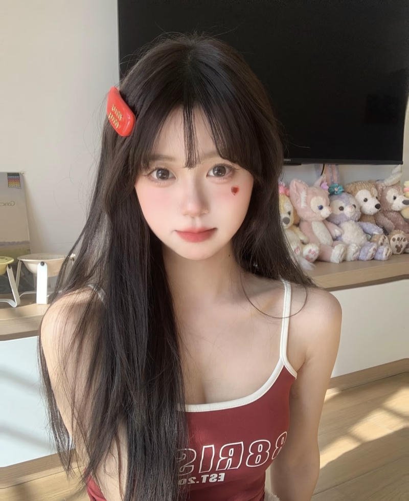 Gương mặt thanh tú dễ thương của gái xinh 2k5