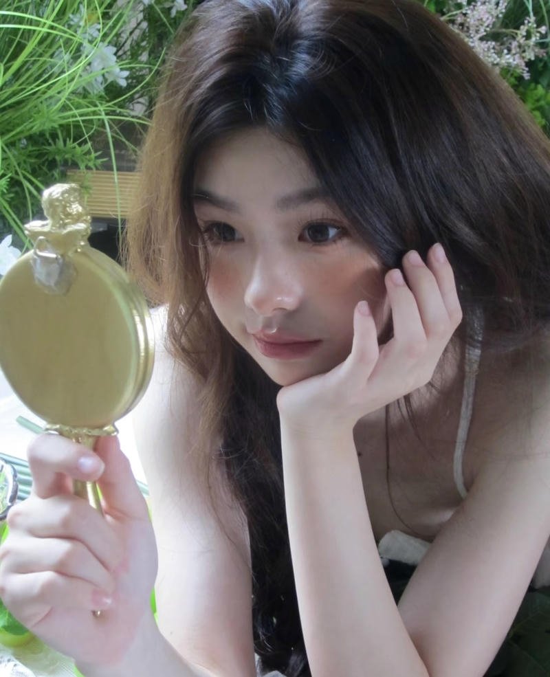 Gương mặt trong trẻo nổi bật của gái xinh 2k5