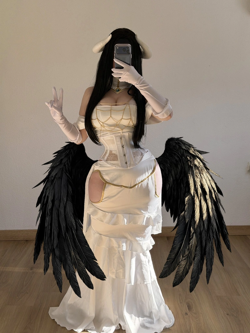 Hình Albedo cosplay đôi cánh thiên thần sa ngã