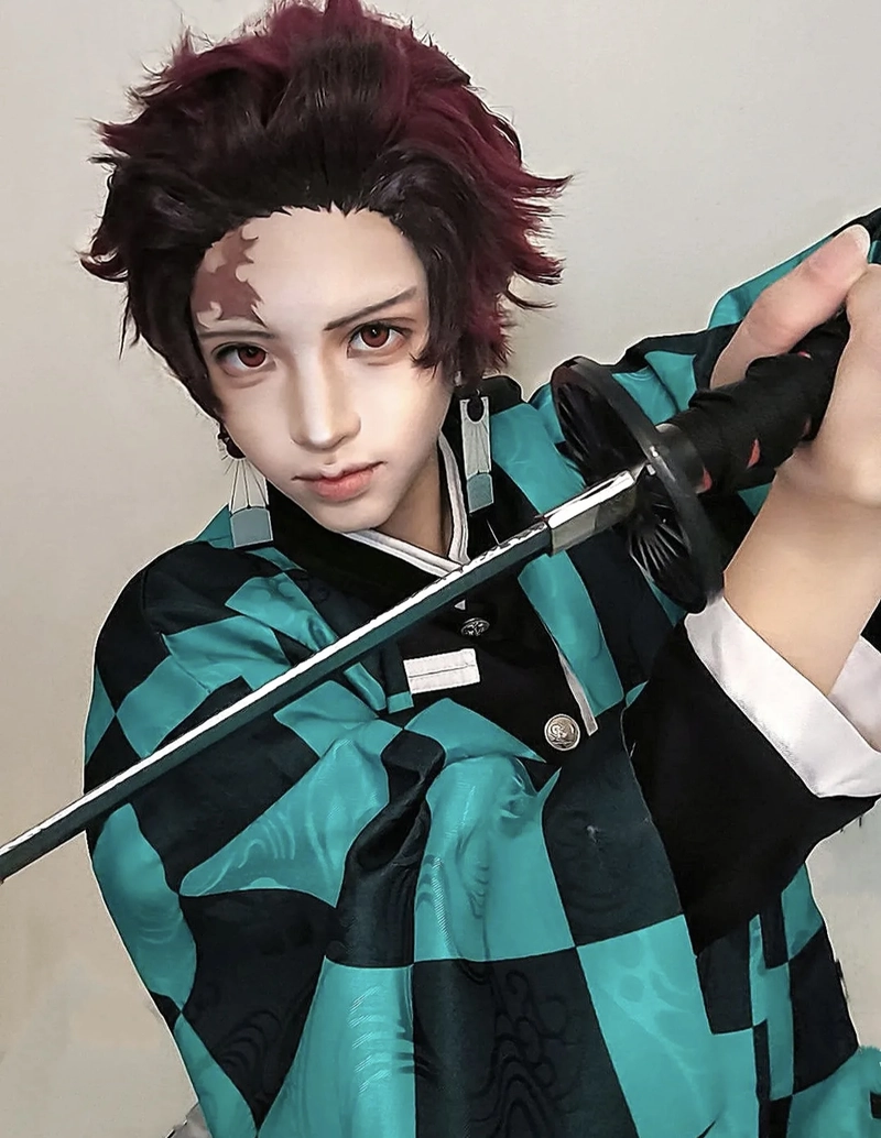 Hình Tanjiro cosplay tái hiện nhân vật cầm kiếm