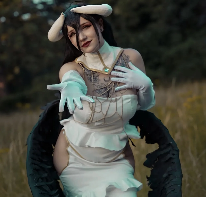 Hình ảnh Albedo cosplay bước ra từ thế giới phép thuật
