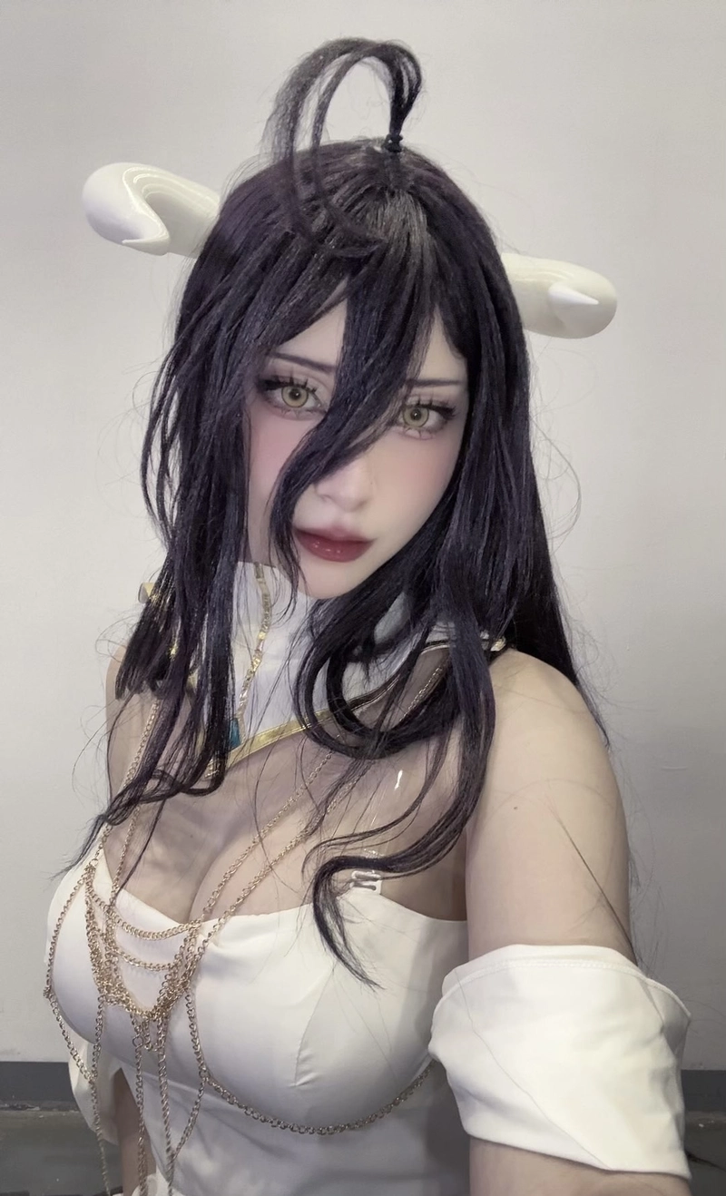 Hình ảnh Albedo cosplay tạo hình u tối
