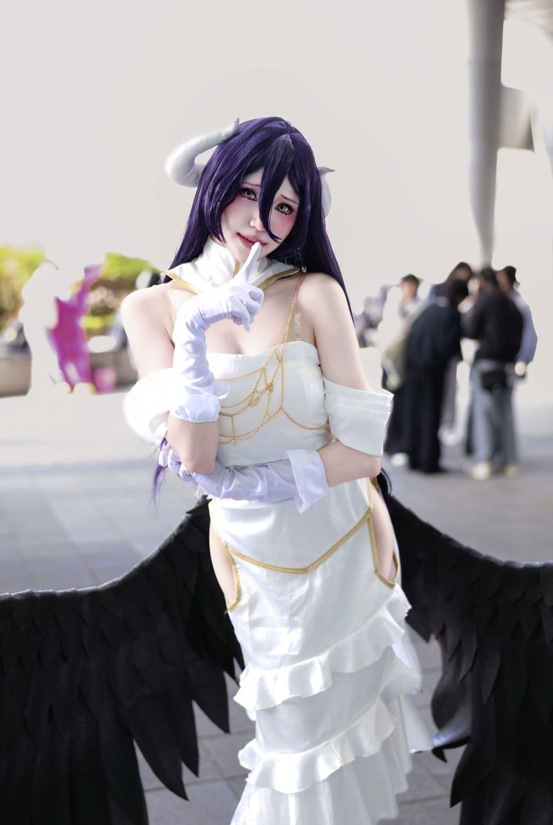 Hình ảnh Albedo cosplay thêm phần mê hoặc