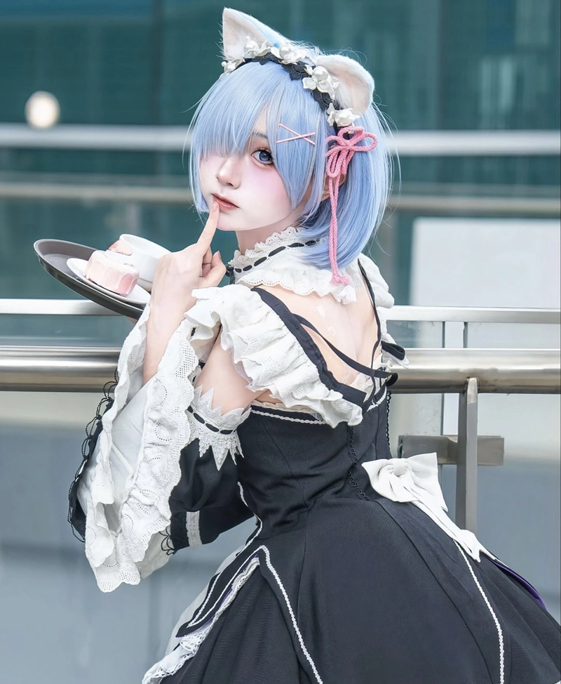 Hình ảnh Rem cosplay nổi bật giữa khung cảnh
