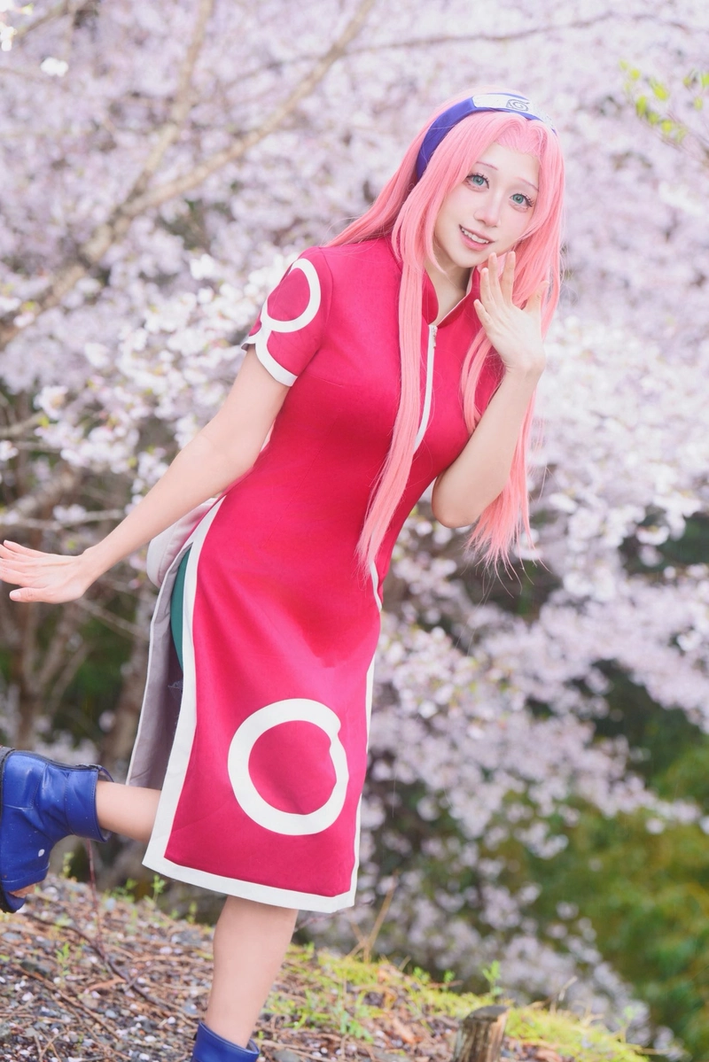 Hình ảnh Sakura Haruno cosplay với thần thái tự tin nổi bật