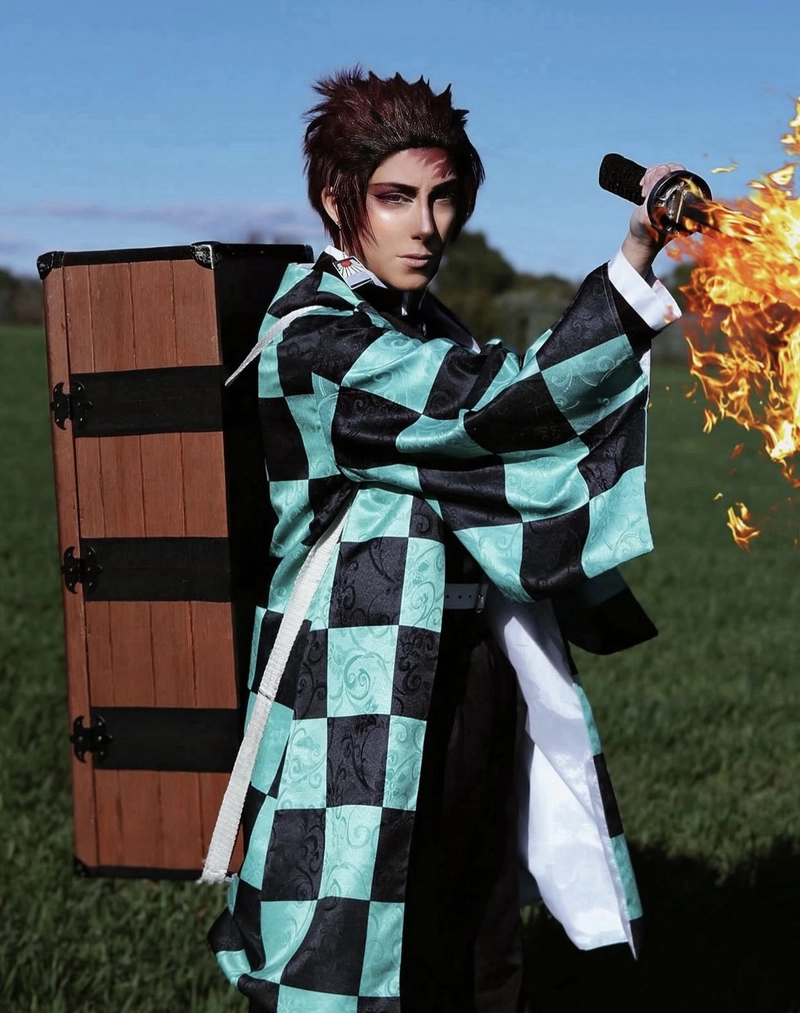 Hình ảnh Tanjiro cosplay mang vẻ ngoài mạnh mẽ