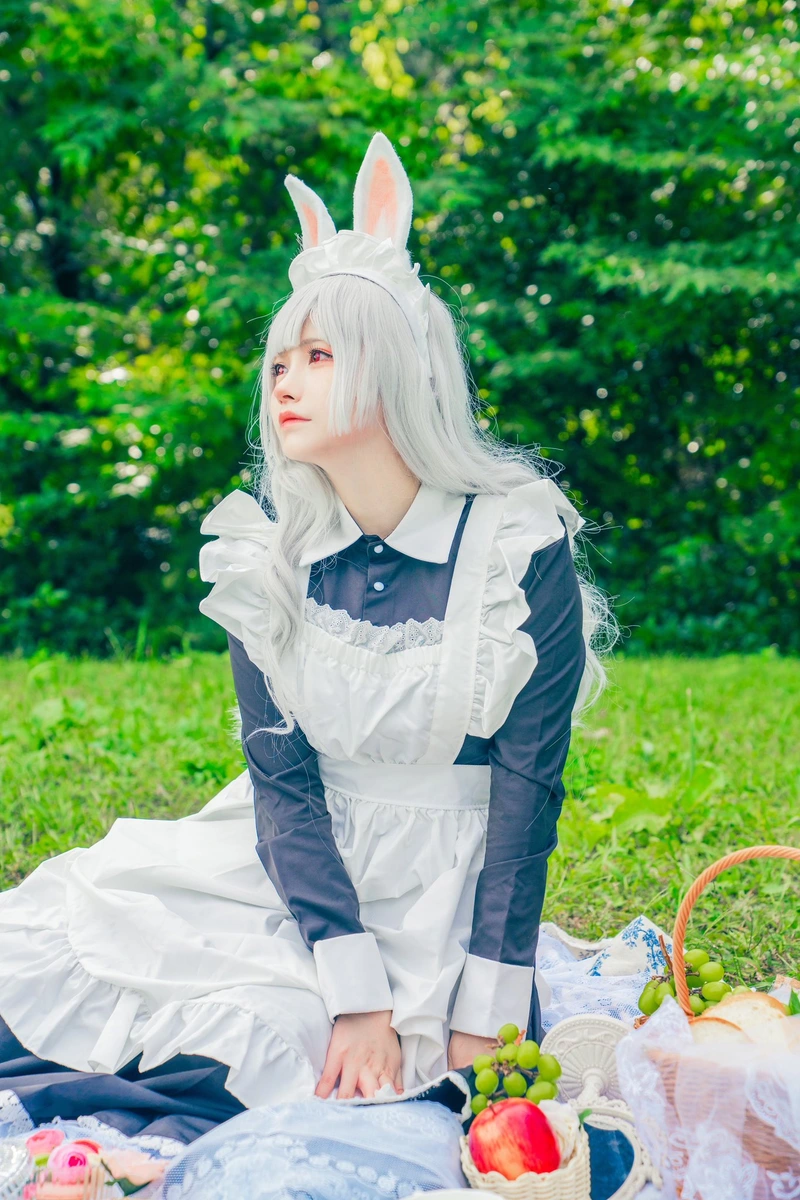 Hình ảnh gái xinh cosplay thỏ ngoài trời