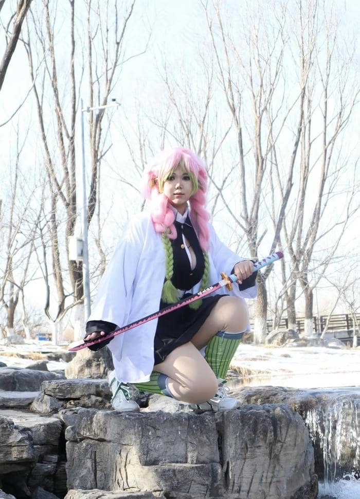 Hình ảnh mitsuri cosplay cầm kiếm