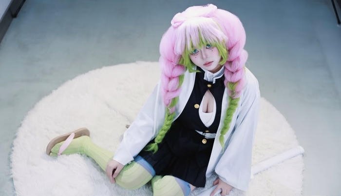 Hình ảnh mitsuri cosplay đang ngồi