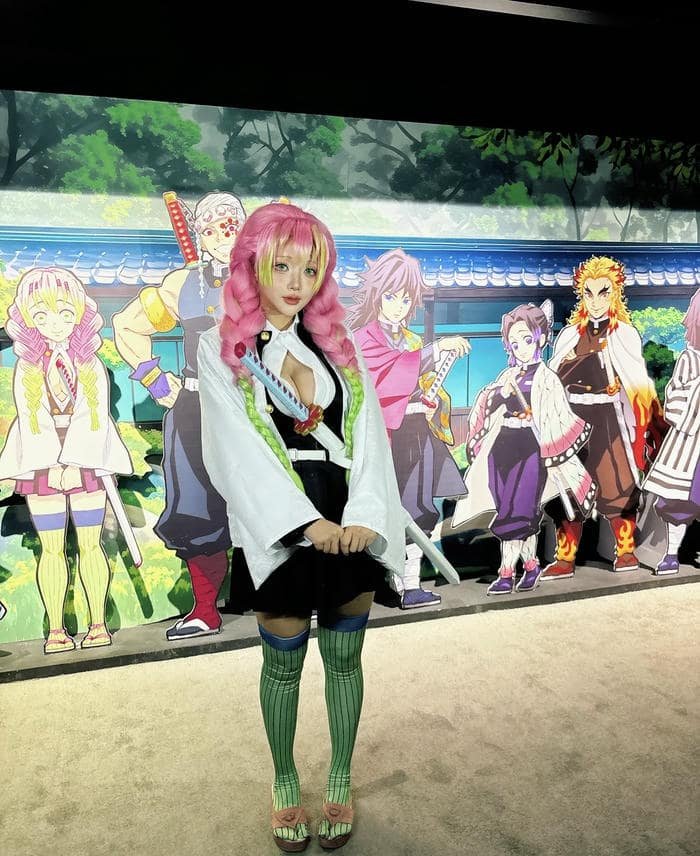 Hình mitsuri cosplay biểu cảm hạnh phúc