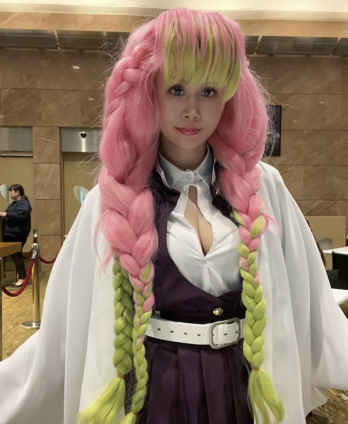 Hình mitsuri cosplay dáng đứng duyên dáng