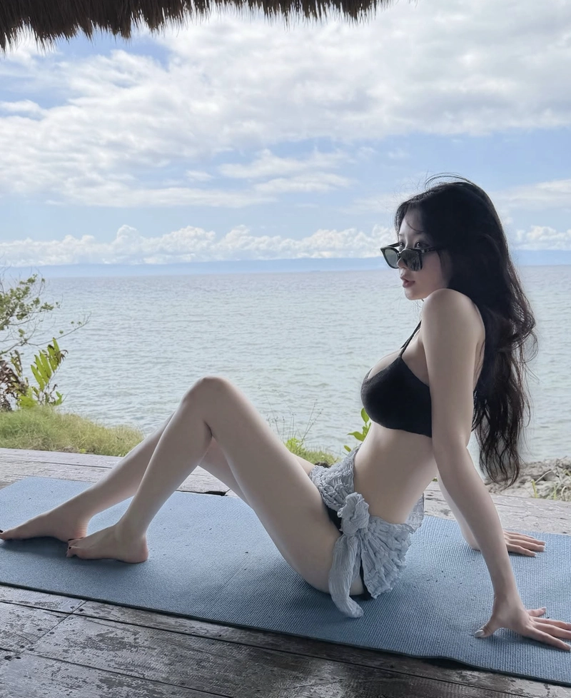 Hình seoul asuna bikini đeo kính râm