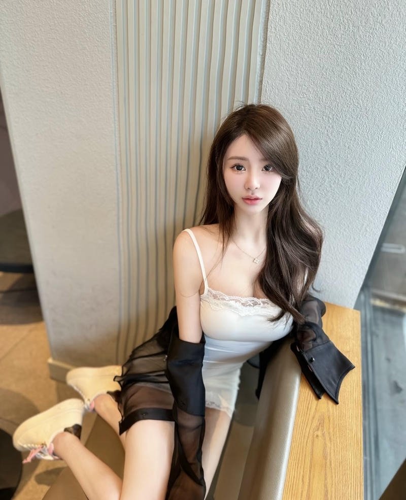 Khung hình đời thường ghi lại nét trẻ trung gái xinh 2k3