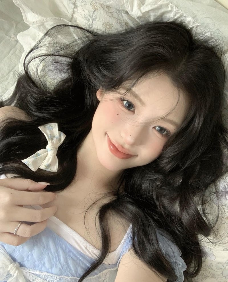 Mái tóc bay nhẹ trong gió của gái xinh 2k4