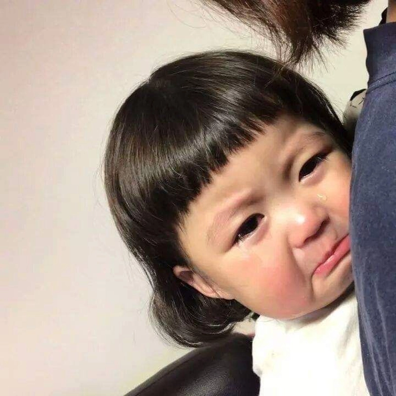Meme tủi thân với ánh mắt rưng rưng giàu cảm xúc