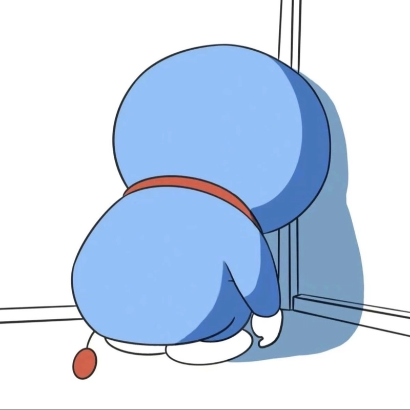 Meme tủi thân với dáng vẻ ngồi buồn một góc