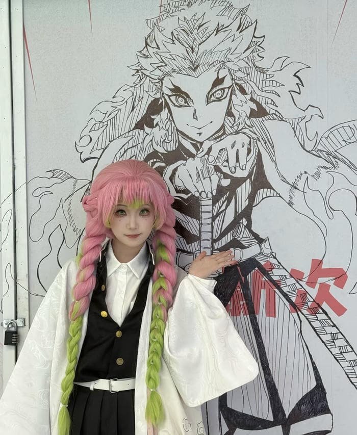 Mitsuri cosplay đứng bên cánh cửa