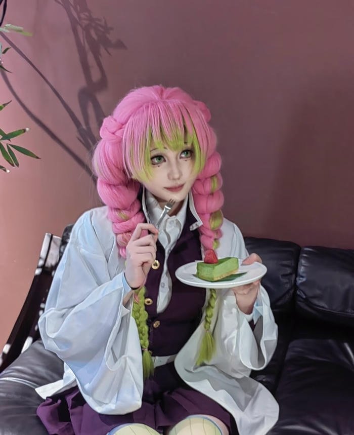 Mitsuri cosplay ngồi ăn bánh ngọt