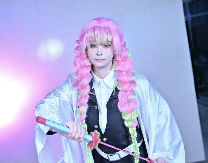 Mitsuri cosplay tạo dáng chiến đấu