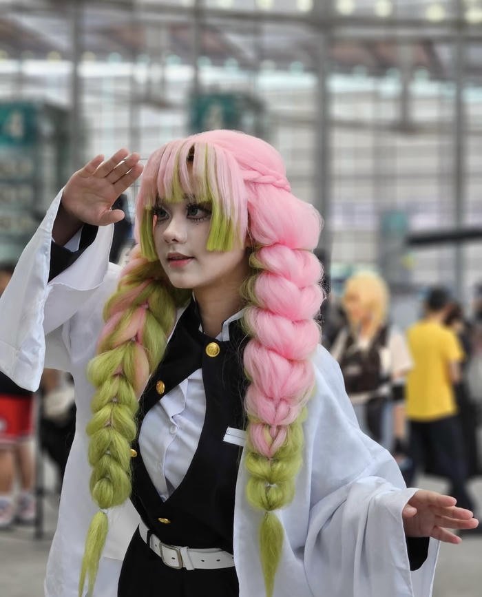 Mitsuri cosplay tạo dáng đứng nghiêng