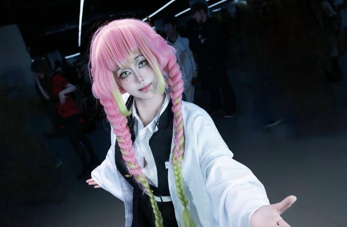 Mitsuri cosplay tạo dáng thần thái