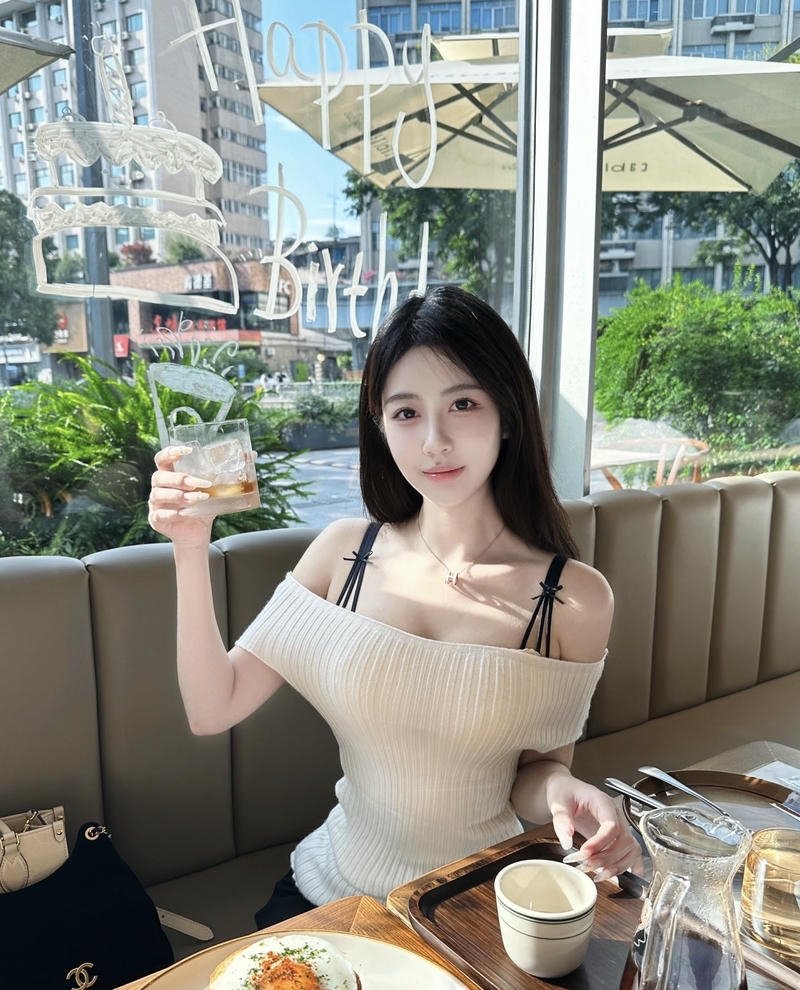Nét đẹp đáng yêu của gái xinh 2k5