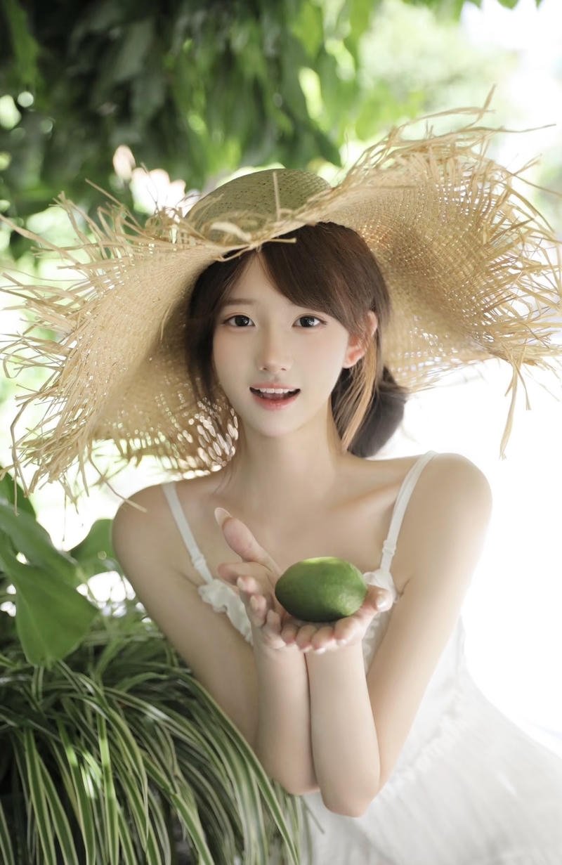 Nụ cười tươi tắn của gái xinh 2k5 trước ống kính