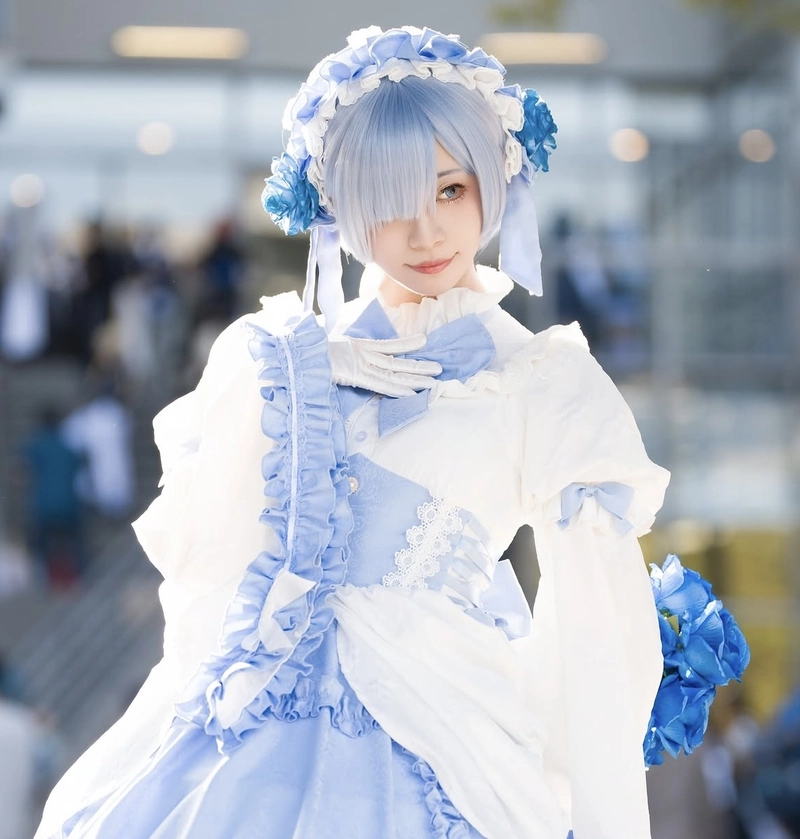 Rem cosplay nổi bật với mái tóc xanh đặc trưng