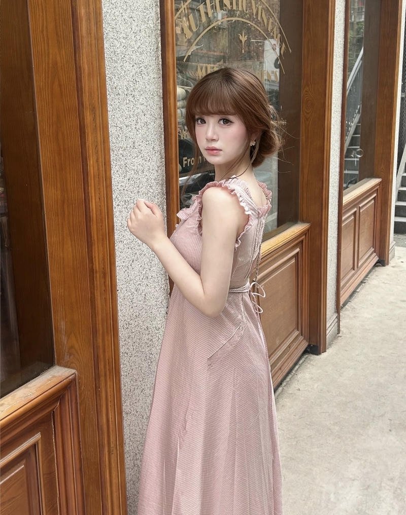 Sự duyên dáng tự nhiên giúp gái xinh 2k nổi bật