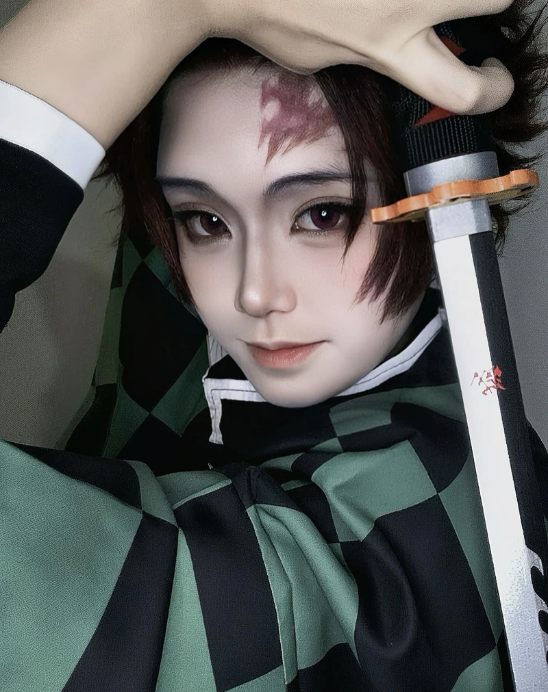 Tanjiro cosplay nhân vật kiếm sĩ dũng cảm
