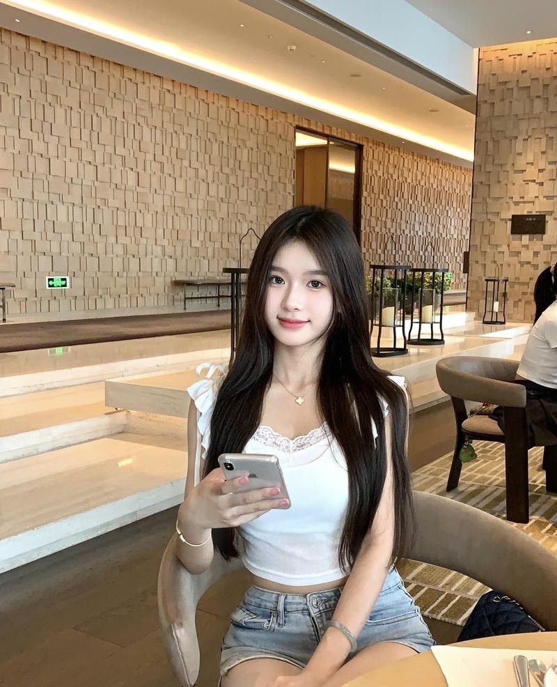 Thần thái rạng rỡ tỏa ra từ gái xinh 2k4