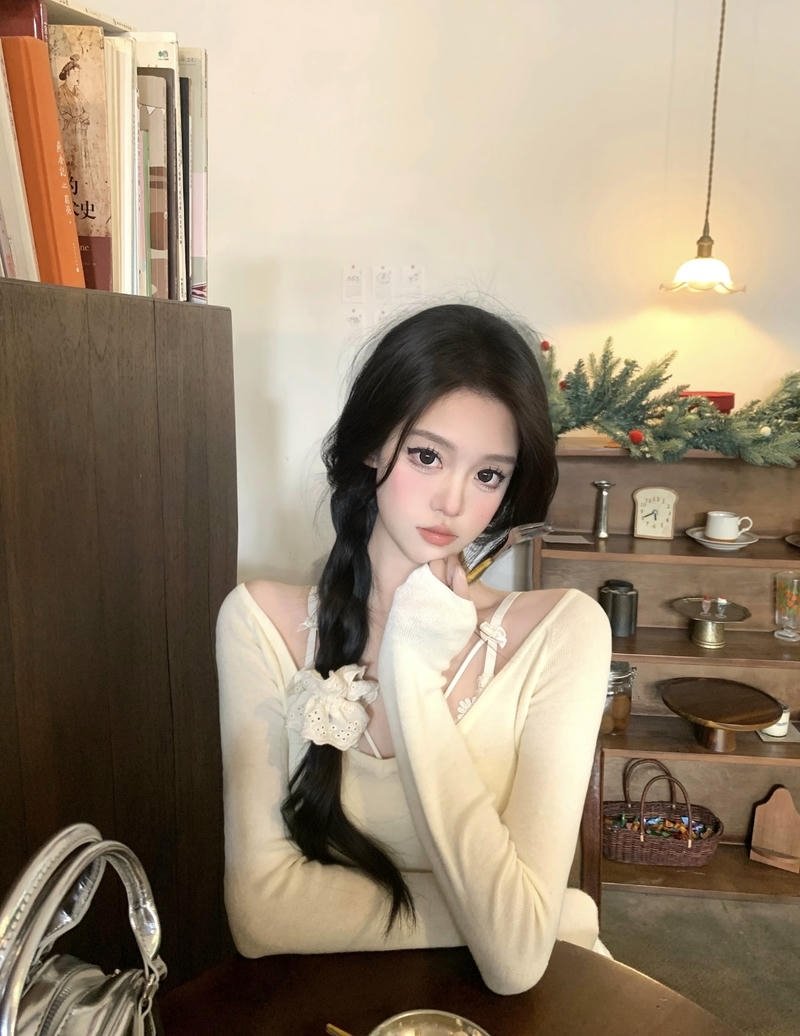 Tư thế ngồi thư giãn thể hiện nét năng động gái xinh 2k3