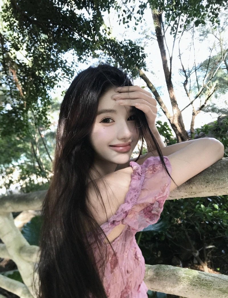 Vẻ đáng yêu tự nhiên của cô gái thế hệ 2k
