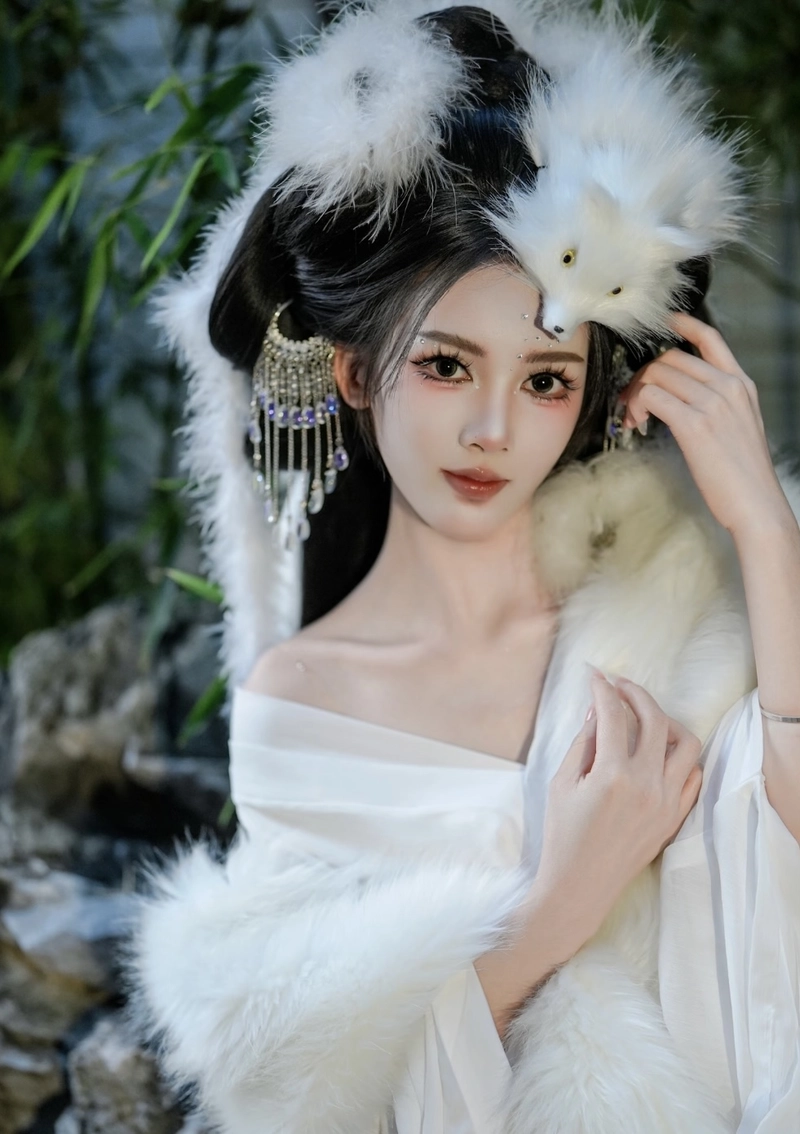 ảnh cosplay cáo đẹp tự nhiên giữa khung cảnh rừng_xanh