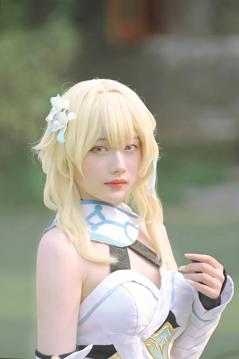 ảnh nguyễn thị hà vi cosplay nổi bật bởi thần thái tự nhiên