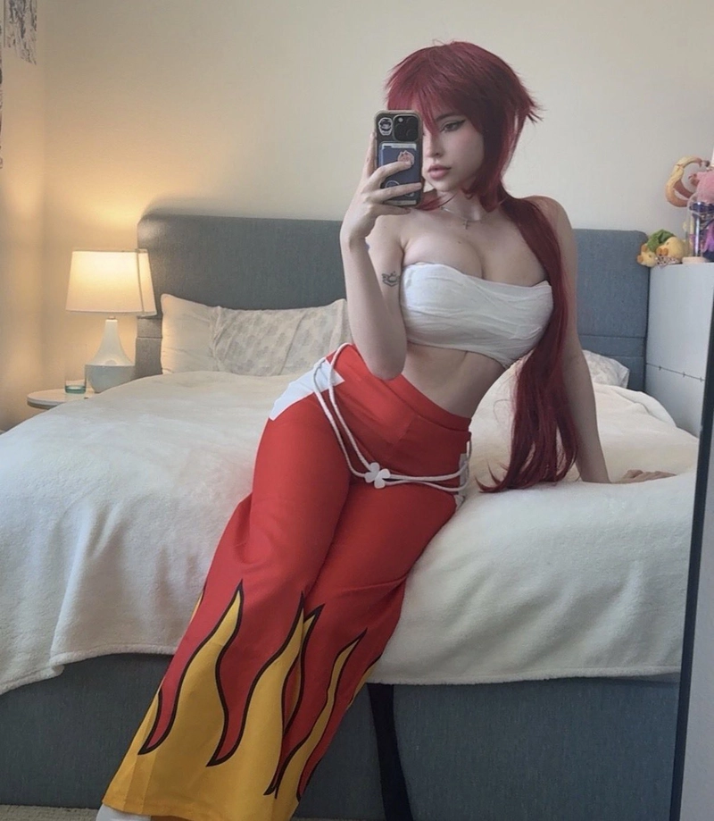 cosplay erza gái xinh chụp hình trước gương