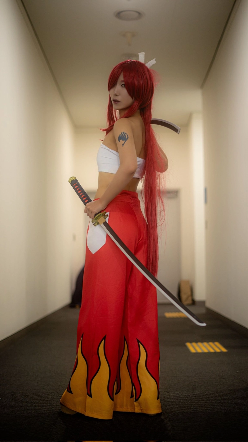cosplay erza với tạo hình nữ kiếm sĩ đầy mạnh mẽ
