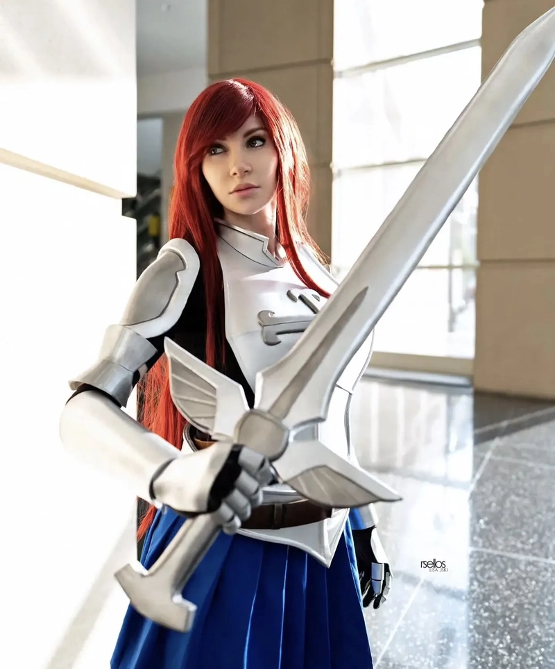 gái đẹp cosplay erza mang thần thái lạnh lùng mạnh mẽ