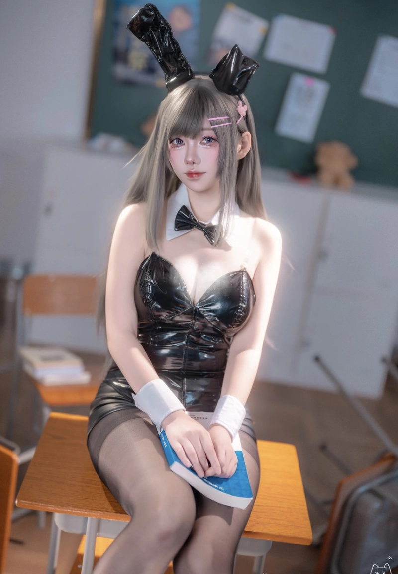 gái đẹp cosplay thỏ đen da bóng