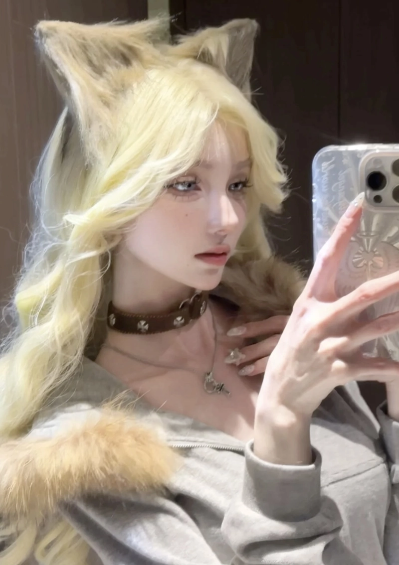 gái xinh cosplay cáo chụp hình trước gương