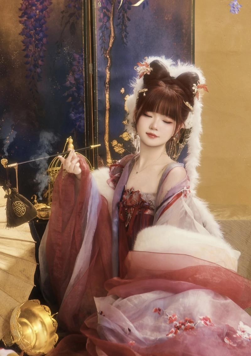 gái xinh cosplay cáo trong bộ trang phục màu cam nổi bật