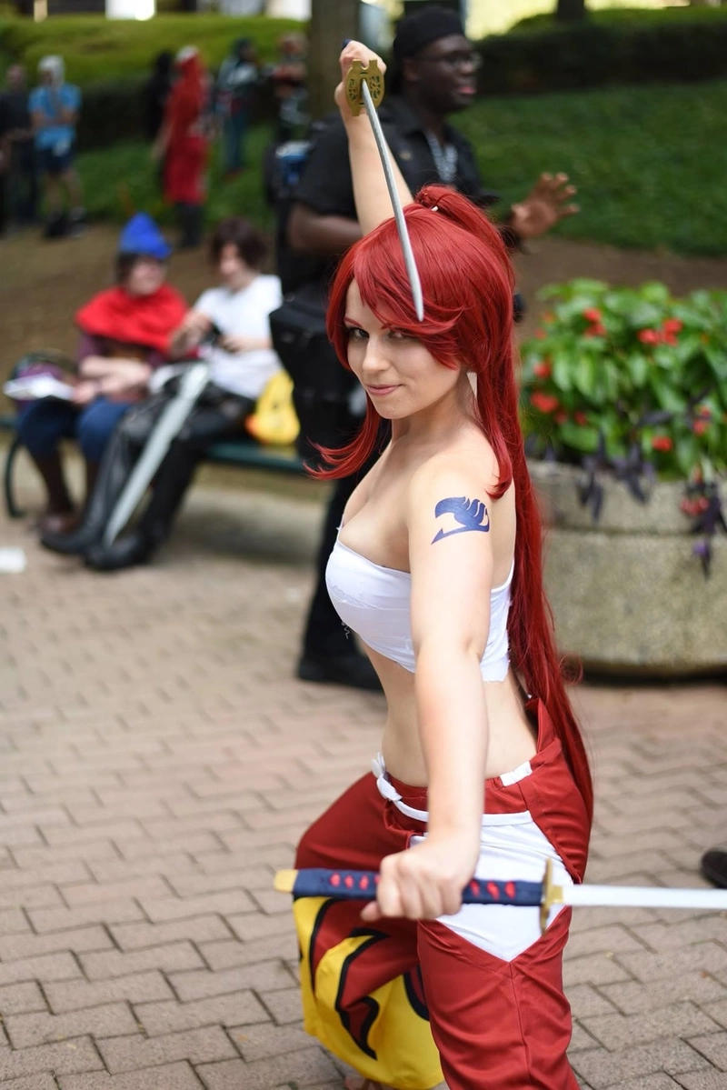 hình ảnh cosplay erza tái hiện phong cách chiến binh mạnh mẽ
