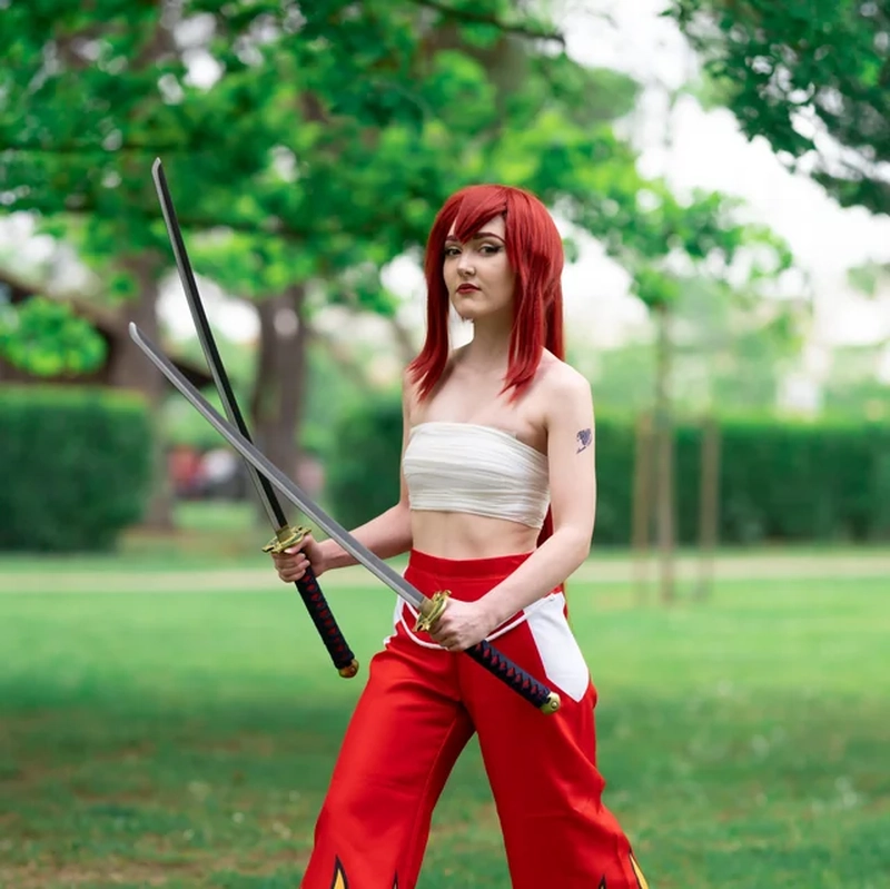 hình ảnh cosplay erza tạo hình anime cầm kiếm