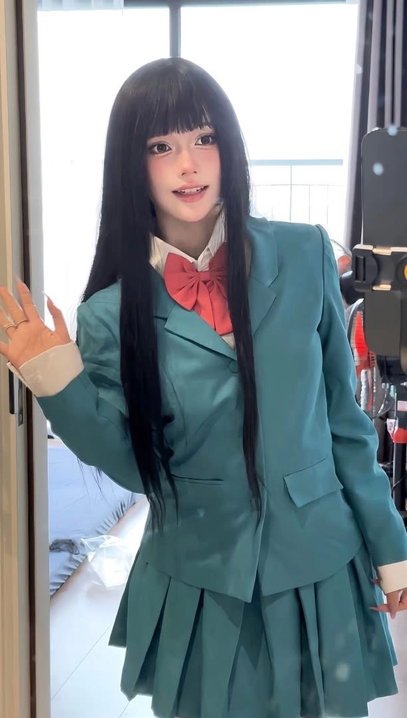 hình ảnh nguyễn thị hà vi cosplay vest xanh